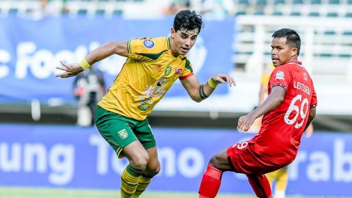 Bruno-Moreira-saat-melewati-Manahati-Lestusen-di-Laga-Persebaya-vs-Malut-United.jpg