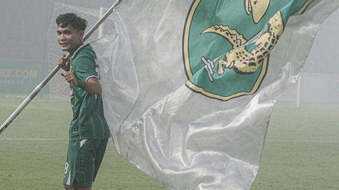 Brylian-Aldama-saat-membawa-bendera-Persebaya.jpg