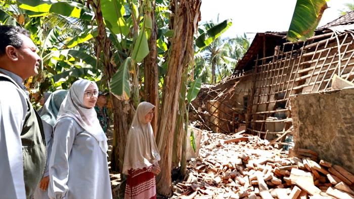 Bupati-Banyuwangi-Ipuk-Fiestiandani-mendatangi-korban-terdampak-gempa.jpg