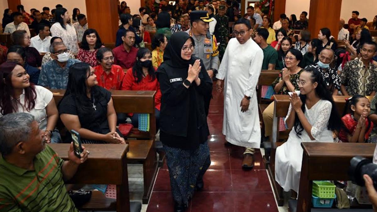 Bupati-Banyuwangi-Ipuk-Fiestiandani-patroli-gereja-di-malam-natal-2025.jpg