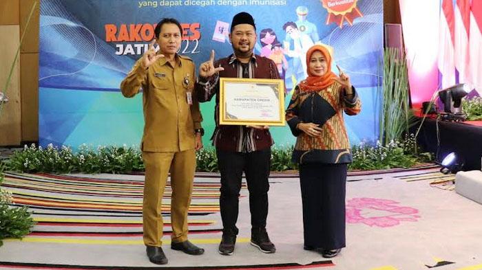 Bupati-Gresik-Fandi-Akhmad-Yani-menerima-penghargaan-IRL.jpg