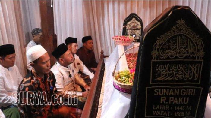 Bupati-Gresik-Fandi-Akhmad-Yani-saat-ziarah-makam-Sunan-Giri.jpg