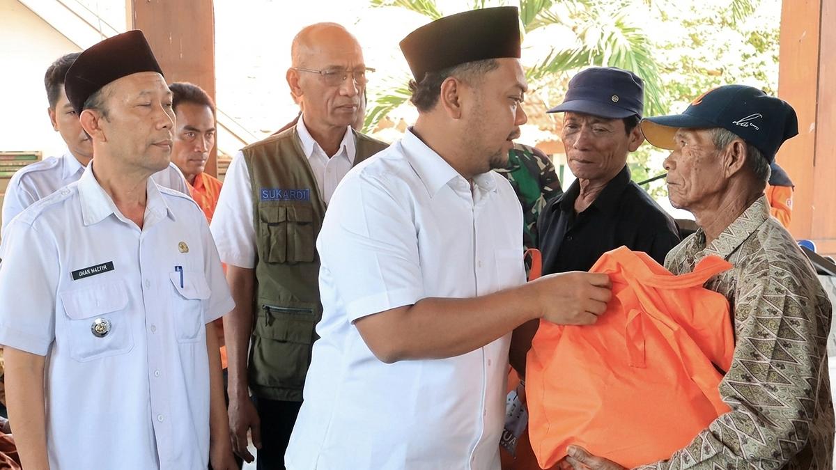 Bupati Gresik Salurkan Bantuan Sosial kepada 1.177 Petani Terdampak Puso - Surya.co.id