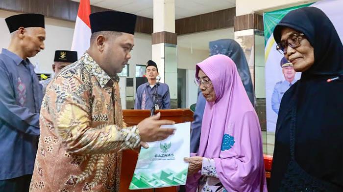 Bupati Gresik Gus Yani Salurkan Bantuan untuk Tukang Becak dan Dhuafa :  Bukan Sekadar Formalitas