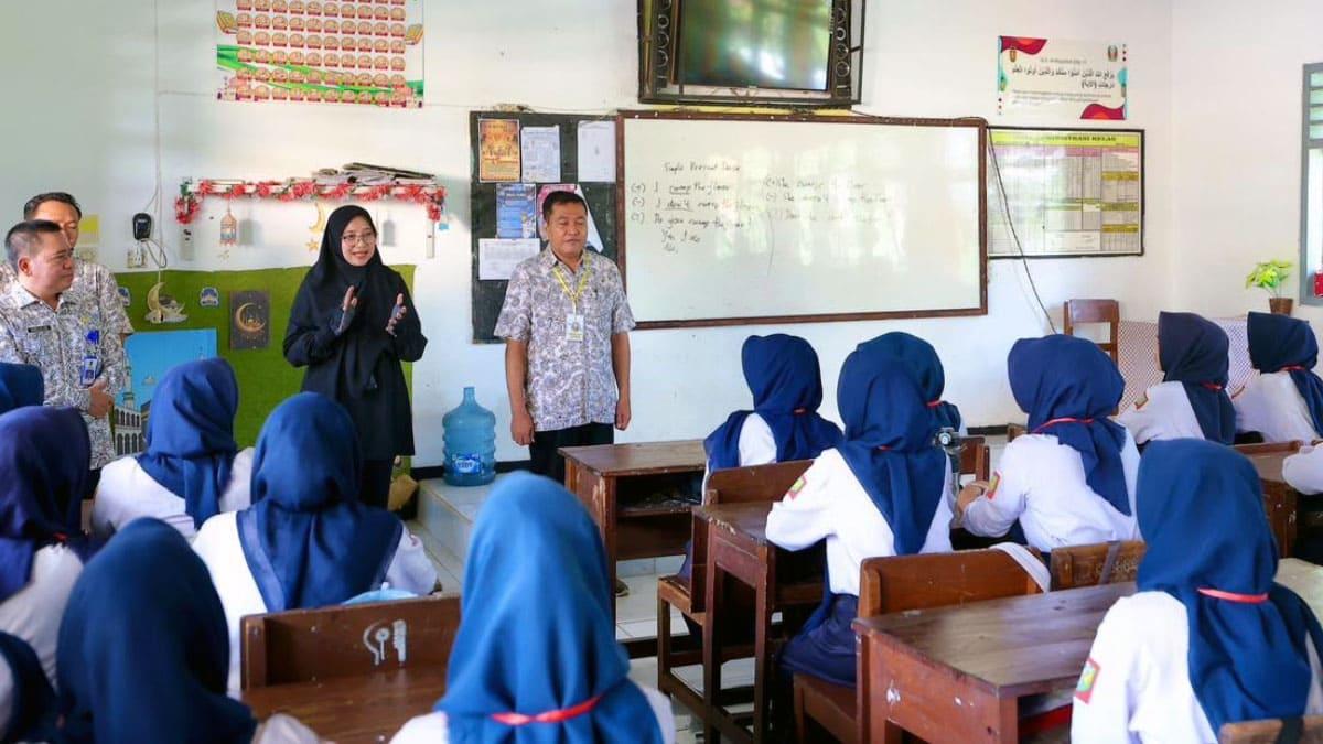 Bupati-Ipuk-meninjau-pelaksanaan-TKA-di-SMP-Negeri-3-Banyuwangi-Jatim.jpg