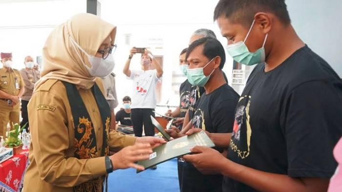 Ratusan Nelayan dan Pembudidaya Ikan di Banyuwangi Terima Sertifikat Tanah Gratis