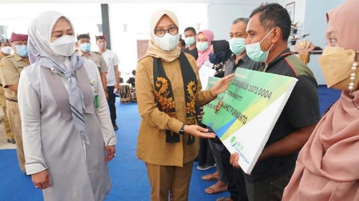 Bupati-Ipuk-serahkan-bantuan-asuransi-untuk-nelayan.jpg