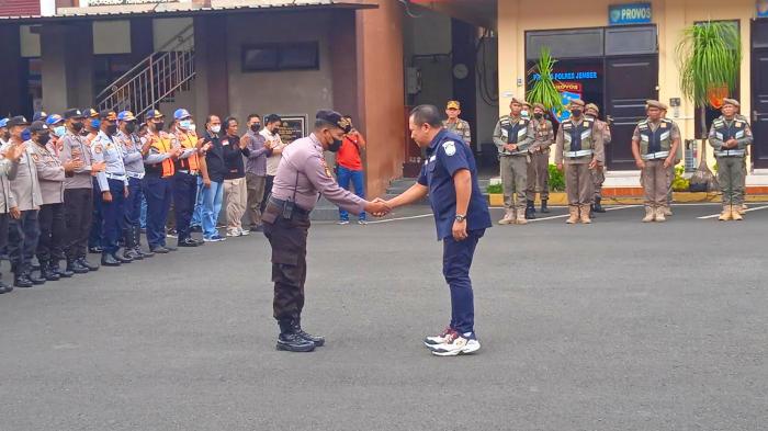 Bupati Jember Hendy Siswanto Pimpin Apel Pengamanan Malam Tahun Baru 2023