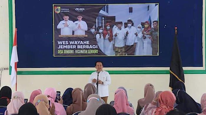 Menjaga Daya Beli Masyarakat, Bupati Hendy Siswanto Bagikan Bantuan Melalui Jember Berbagi