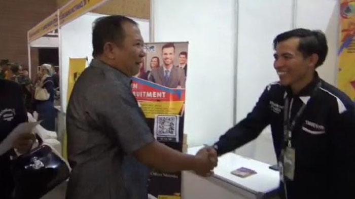 Bupati-Jember-Hendy-Siswanto-tinjau-tenan-perusahaan-peserta-job-fair-2023.jpg