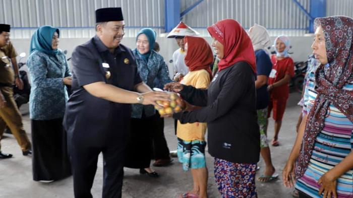 Tak Mau Petani Merugi, Bupati Jombang Warsubi Borong Ratusan Kg Tomat Lalu Dibagi-bagikan