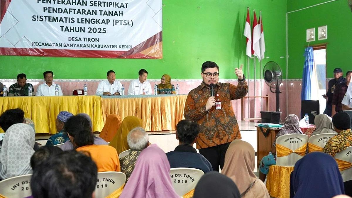 Mas Dhito Serahkan 1.000 Sertifikat PTSL di Desa Tiron, Target Kabupaten Kediri Tuntas 2027