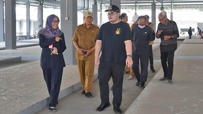 Bupati-Kediri-Hanindhito-Himawan-Pramana-saat-meninjau-Pasar-Wates.jpg