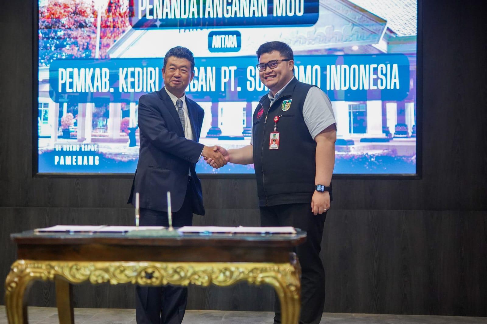 Bupati-Kediri-Hanindhito-menandatangani-MoU-dengan-PT-Sumitomo-Indonesia.jpg