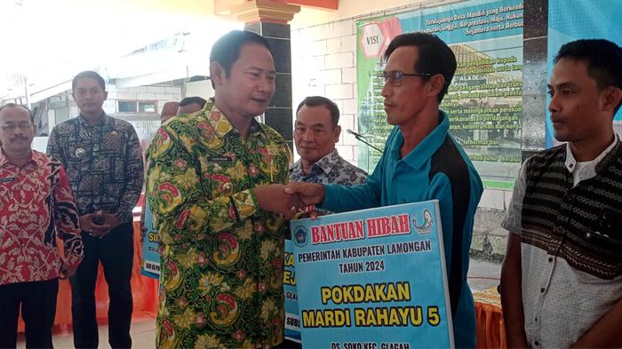 Bupati-Lamongan-Yuhronur-Efendi-menyerahkan-bantuan-pupuk-non-subsidi.jpg