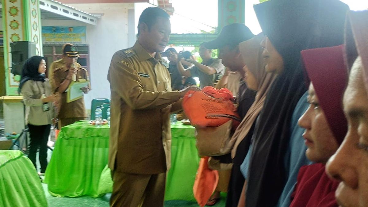 Bupati-Lamongan-Yuhronur-Efendi-saat-menyalurkan-bantuan-untuk-warga-terdampak-banjir.jpg