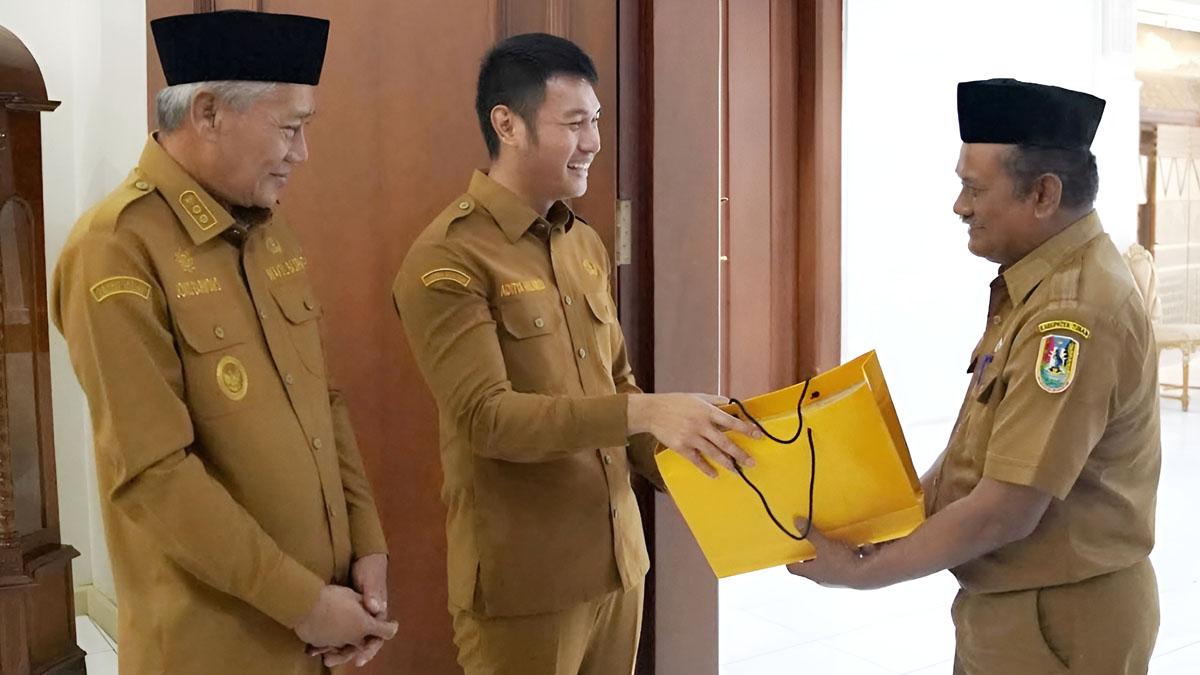 Bupati-Lindra-mnyerahkan-cendera-mata-kepada-salah-satu-ASN-CJH-Tuban.jpg