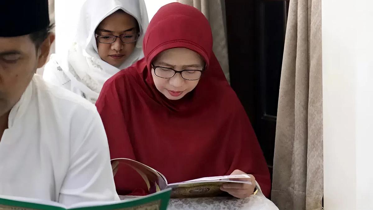 Bupati-Lumajang-Indah-Amperawati-Masdar-khotml-Quran.jpg