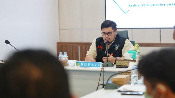Bupati-Mas-Dhito-saat-memimpin-rapat-penyaluran-BLT-BBM.jpg