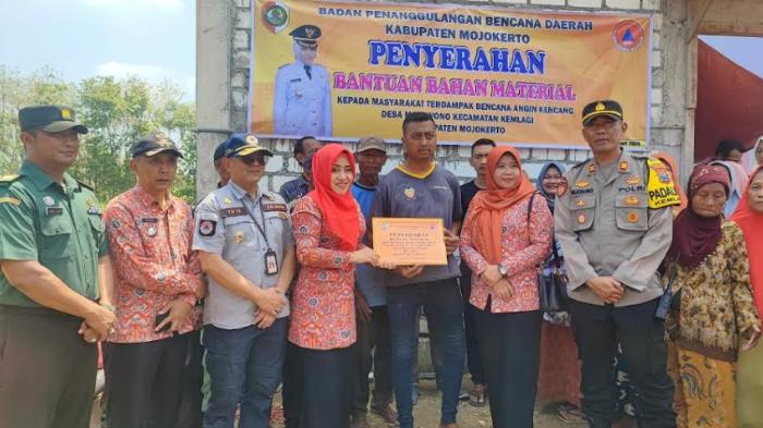 Bupati-Mojokerto-Ikfina-Fahmawati-menyerahkan-bantuan-secara-simbolis.jpg