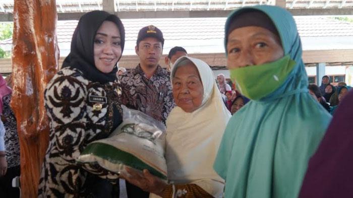 Dijatah 10 KG Beras Setiap KPM, Penyaluran Beras ke 756 KPM di Mojokerto Untuk Stabilkan Harga