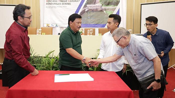 Bupati-Nganjuk-Marhaen-Djumadi-menandatangani-dokumen-RTD-Waduk-Bening-Saradan.jpg
