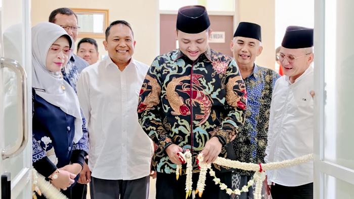 Bupati-Pasuruan-Rusdi-Sutejo-saat-meresmikan-ruang-rawat-inap-baru-di-RSUD-Grati.jpg