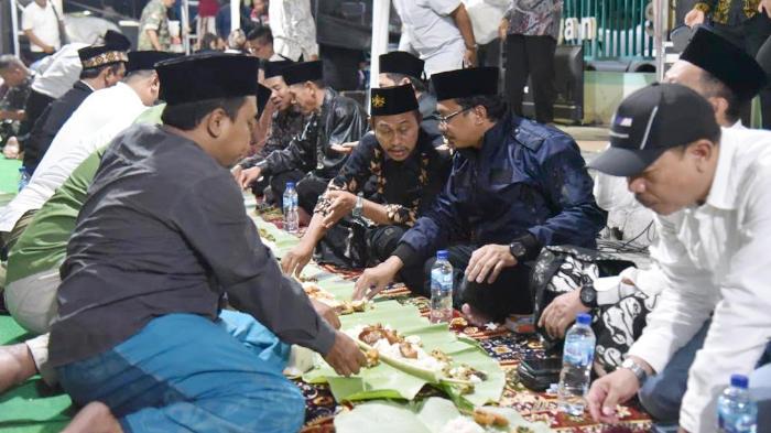 Syukuran Tahun Baru 2023, Gus Muhdlor Lesehan Makan Beralas Daun Bersama Ribuan Warga Sidoarjo