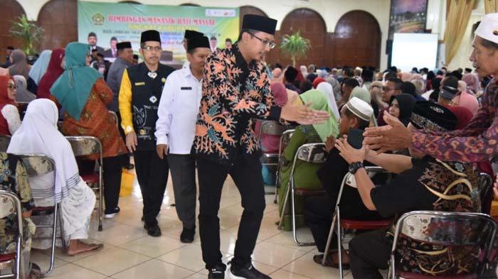Bupati-Sidoarjo-Ahmad-Muhdlor-saat-bertemu-dengan-para-calon-jemaah-haji.jpg