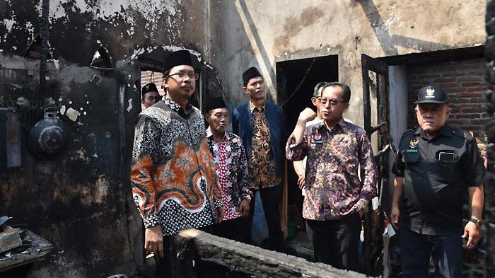 Kunjungi Korban Kebakaran di Candi Sidoarjo, Bupati Gus Muhdlor Puji Kecepatan Petugas Damkar