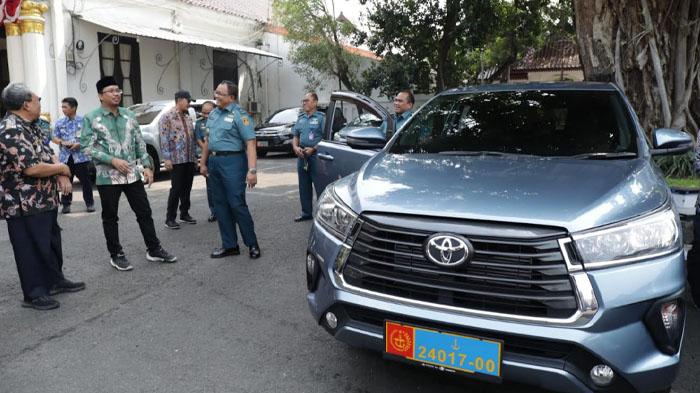 Bupati-Sidoarjo-Ahmad-Muhdlor-saat-menyerahkan-mobil-hibah-untuk-TNI-AL.jpg