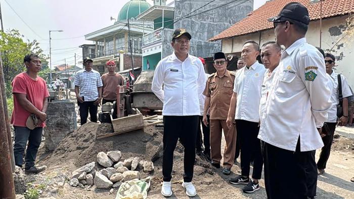 Bupati-Sidoarjo-Subandi-saat-melihat-langsung-kondisi-proyek-betonisasi-jalan.jpg