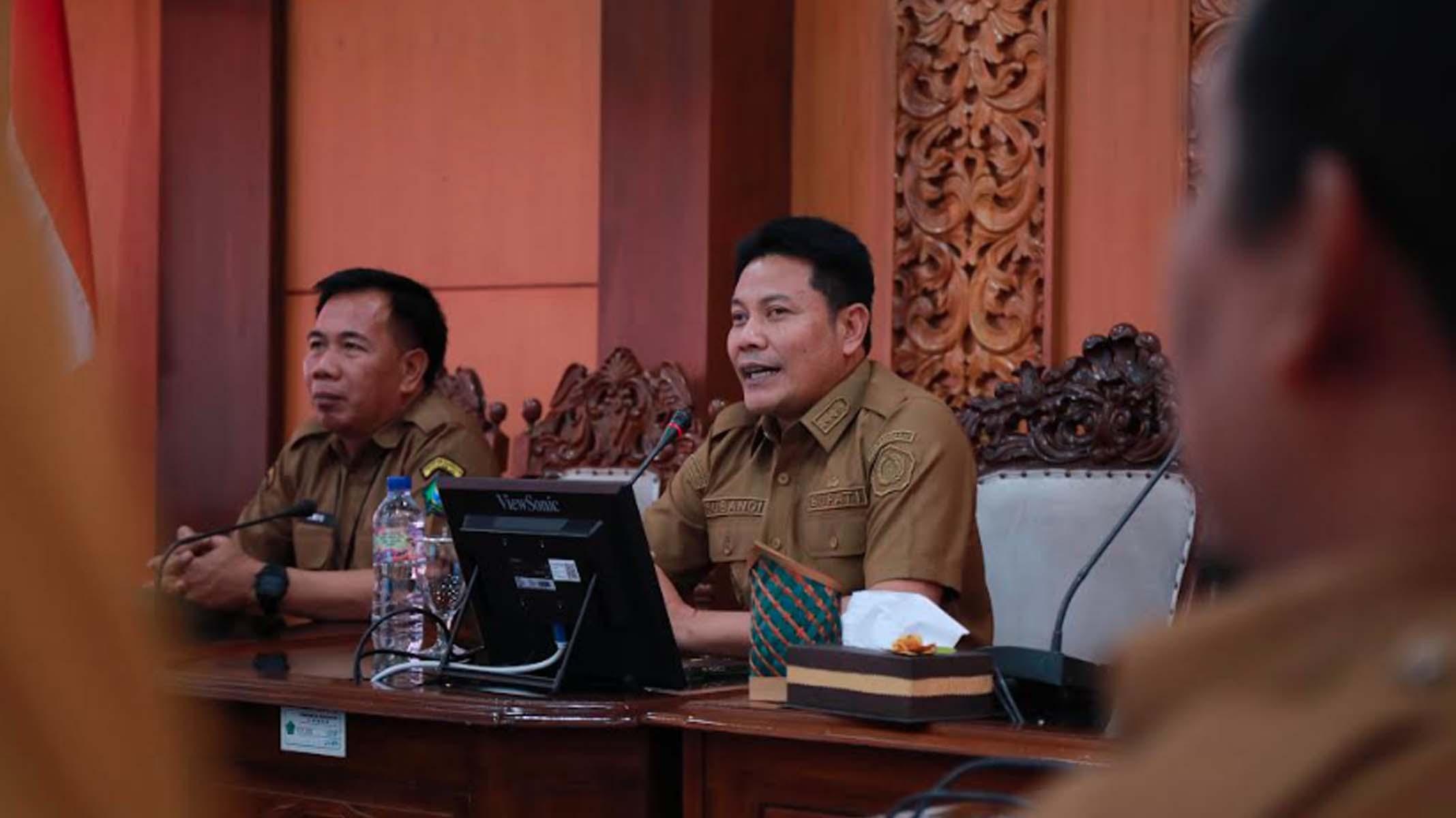 Bupati-Sidoarjo-Subandi-saat-memimpin-rapat-terkait-penataan-pengelolaan-sampah.jpg