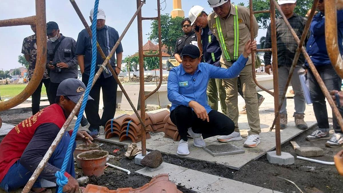 Bupati-Sidoarjo-Subandi-saat-mengecek-proyek-pembangunan-alun-alun-Sidoarjo-Jatim.jpg