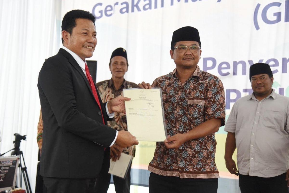 Bupati-Sidoarjo-Subandi-saat-menyerahkan-sertifikat-di-acara-Gemapatas.jpg