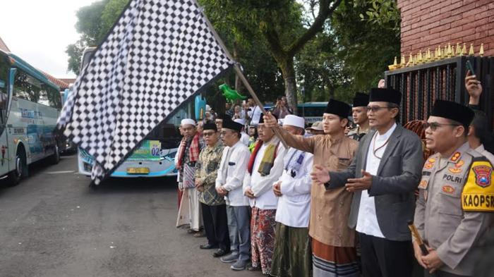 Bupati-Trenggalek-Mochamad-Nur-Arifin-Berangkatkan-530-CJH.jpg