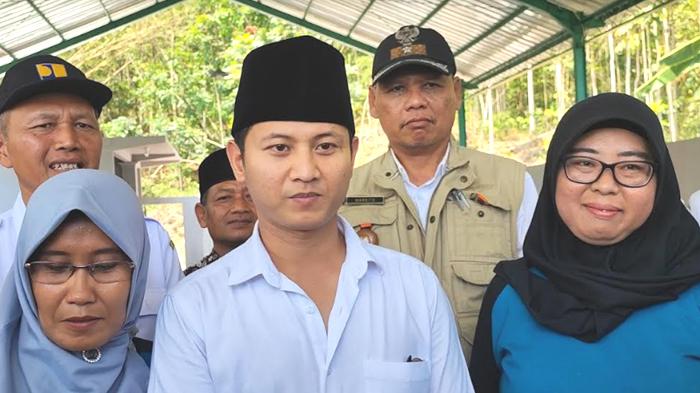 Bupati-Trenggalek-Mochamad-Nur-Arifin-di-sela-sela-peresmian-Jembatan-Guyangan.jpg