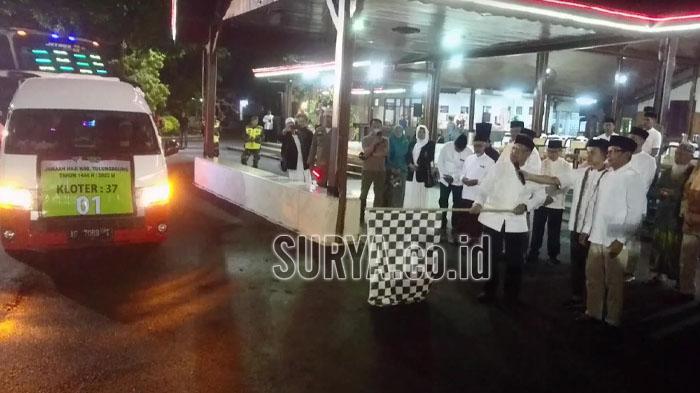 Bupati-Tulungagung-Maryoto-Birowo-memberangkatkan-jamaah-haji-dua.jpg