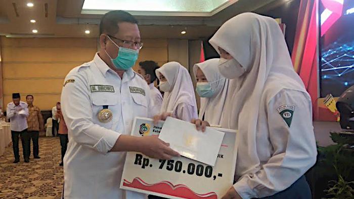 Bupati-Tulungagung-Maryoto-Birowo-menyerahkan-bantuan-uang-tunai-kepada-siswa-dari-keluarga-miskin.jpg