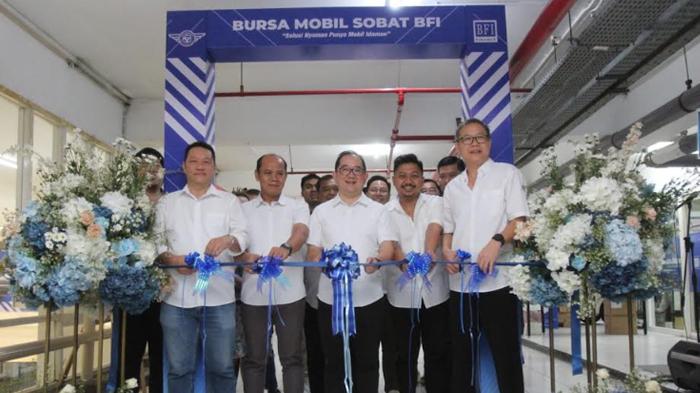 Bursa-Mobil-Sobat-BFI-di-BG-Junction-Mall-Surabaya.jpg