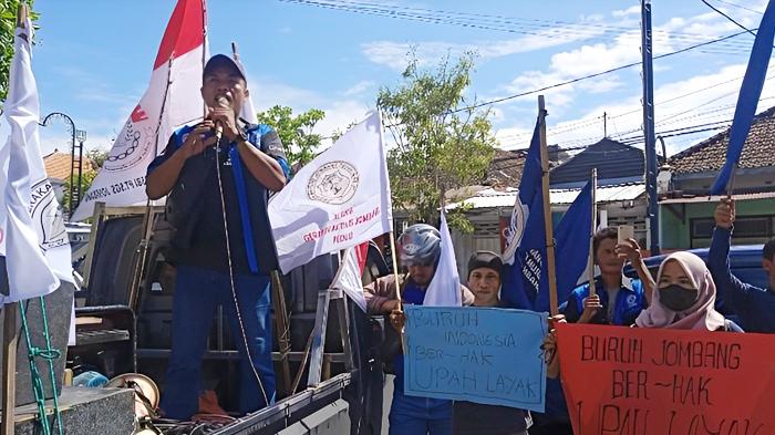 Buruh-di-Jombang-saat-Menggelar-Aksi-Kawal-Kenaikan-UMK-Tahun-2025.jpg