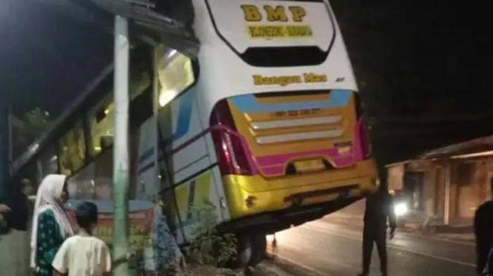 Diduga Rem Blong, Bus Bangau Mas Terperosok ke Jurang Tepian Jembatan di Bojonegoro