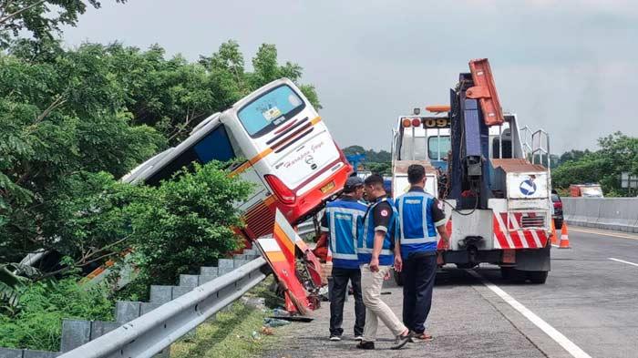 Bus-Harapan-Jaya-kecelakaan-di-Tol-Sumo-1812024.jpg
