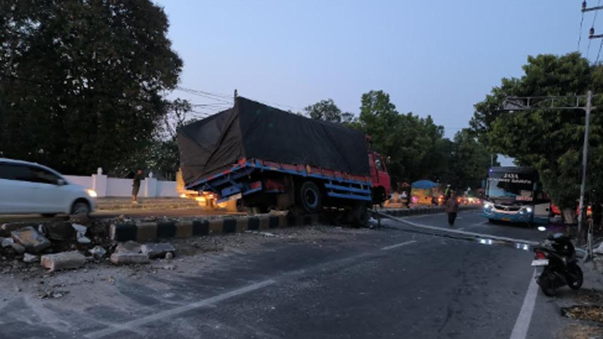 Kronologi Kecelakaan Bus Jaya Rute Ponorogo-Surabaya dan Truk Ekspedisi di Madiun - Surya.co.id