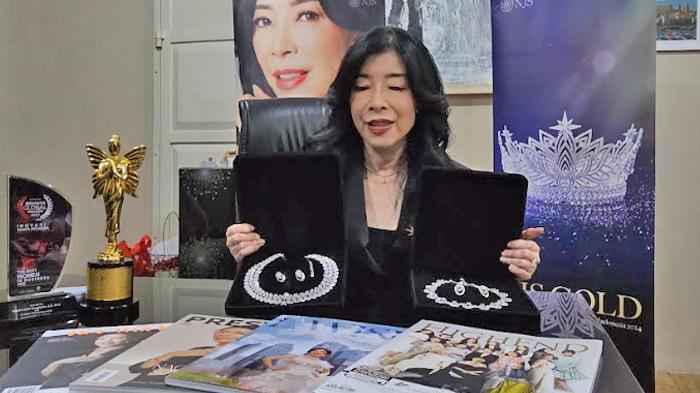 CEO-NJS-Gold-Naomi-Julia-Soegianto-saat-menunjukkan-mahkota-Teratai-Nusantara.jpg