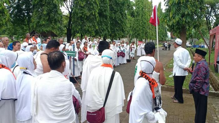 CJH-asal-Kabupaten-Tuban-melakukan-bimbingan-manasik-haji-dua.jpg