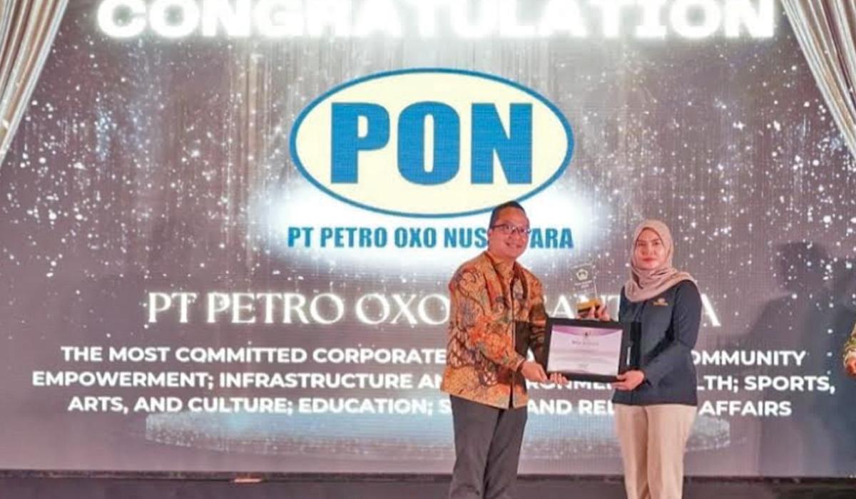 CSR-AWARD-Wakil-Bupati-Gresik-Asluchul-Alif-menyerahkan-piagam-peng.jpg