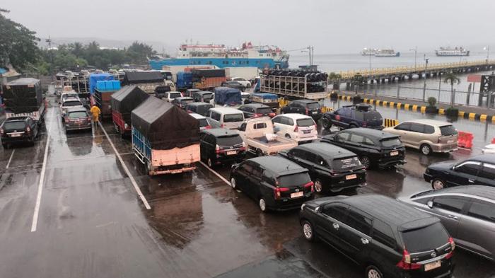 CUACA-BURUK-Suasana-antrean-di-Pelabuhan-Ketapang-Banyuwangi-Ka.jpg