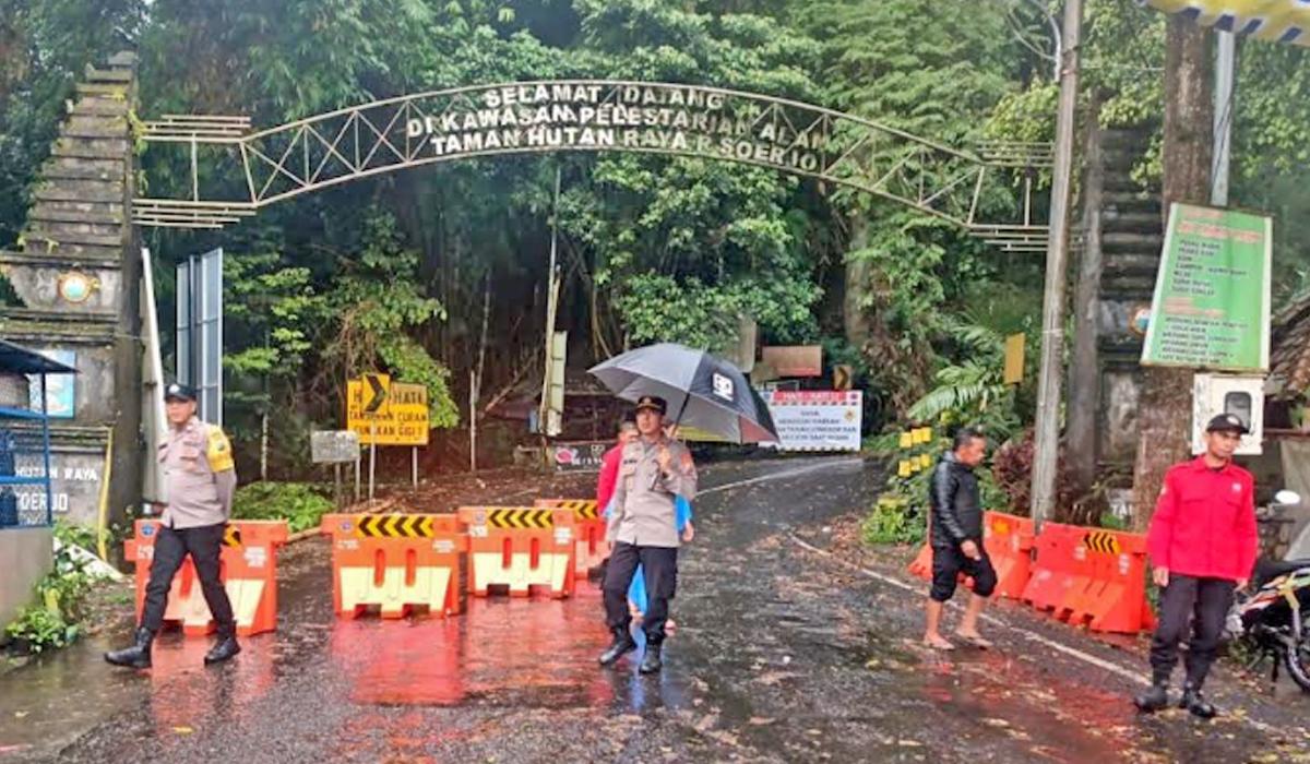 UPT Tahura R Soerjo Sebut Jalur Pacet-Cangar Mojokerto akan Ditutup saat Cuaca Ekstrem Hujan Deras