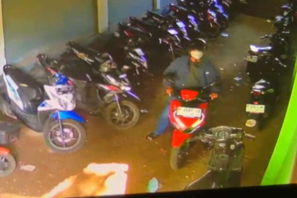 CURANMOR-Tangkapan-layar-video-CCTV-aksi-dugaan-pencurian-sepeda-mot.jpg